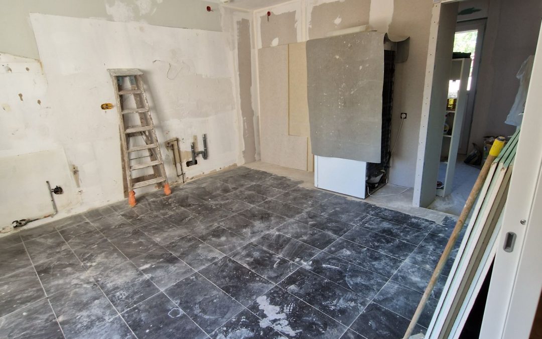 Pièce en travaux avec murs doublés en plaques de plâtre et escabeau