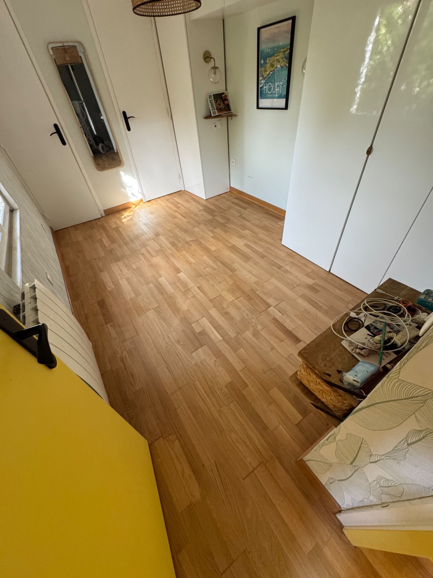 Parquet vitrifié dans un couloir desservant plusieurs pièces