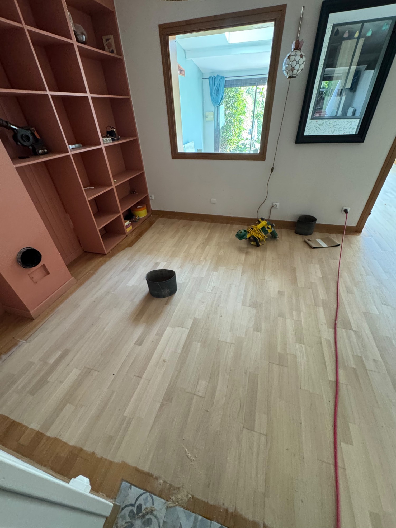 Parquet poncé jusqu’au bois clair, limite nette avec la zone restée vitrifiée